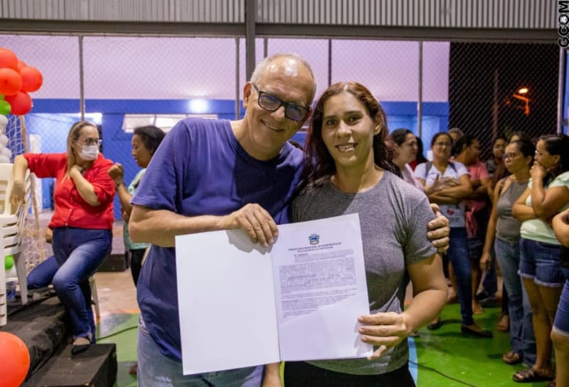 Prefeito inaugura praça e entrega 300 títulos de propriedades no