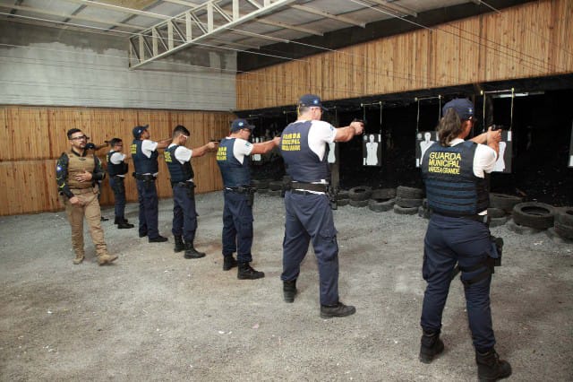 Guardas municipais treinam uso de arma elétrica - Prefeitura de Curitiba