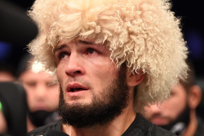 Khabib vence no UFC 254 e anuncia aposentadoria após perder pai para Covid