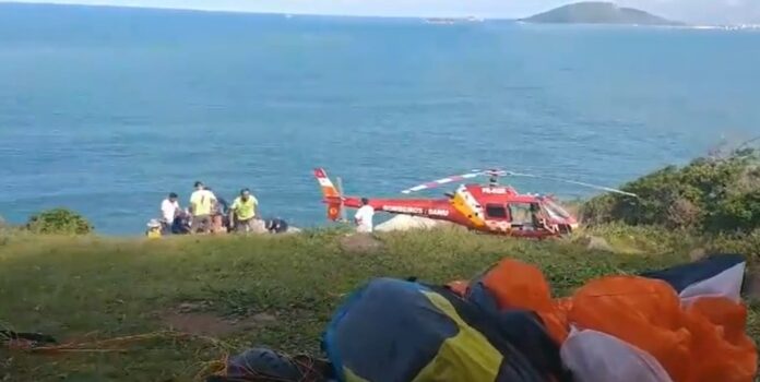 Homem cai de parapente após bater contra uma rocha em morro de Florianópolis