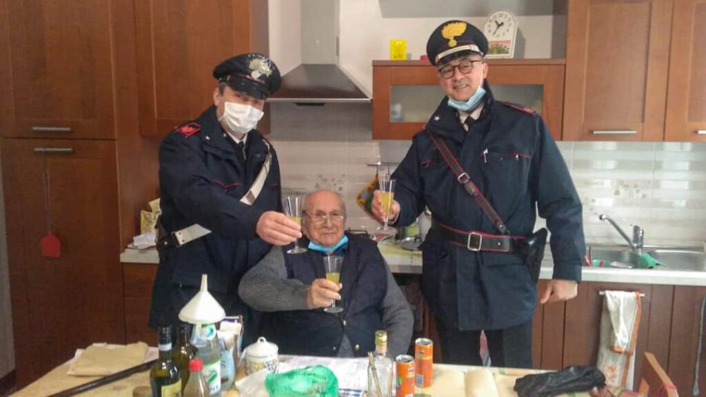 Anziano chiama i carabinieri: “Sono solo a Natale. Venite per un brindisi?”