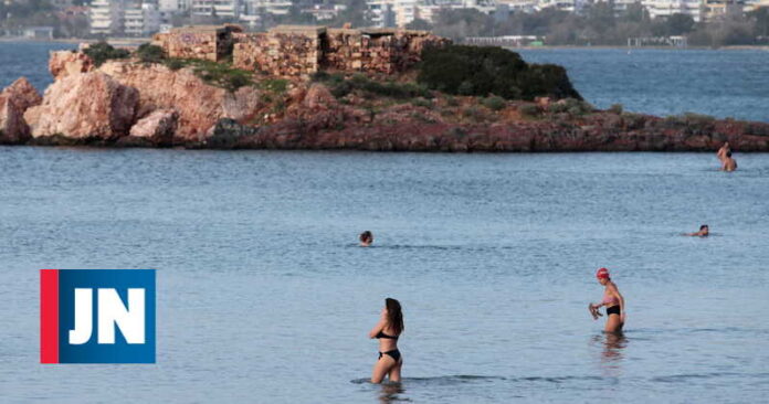 Calor leva gregos às praias ignorando obrigação de confinamento