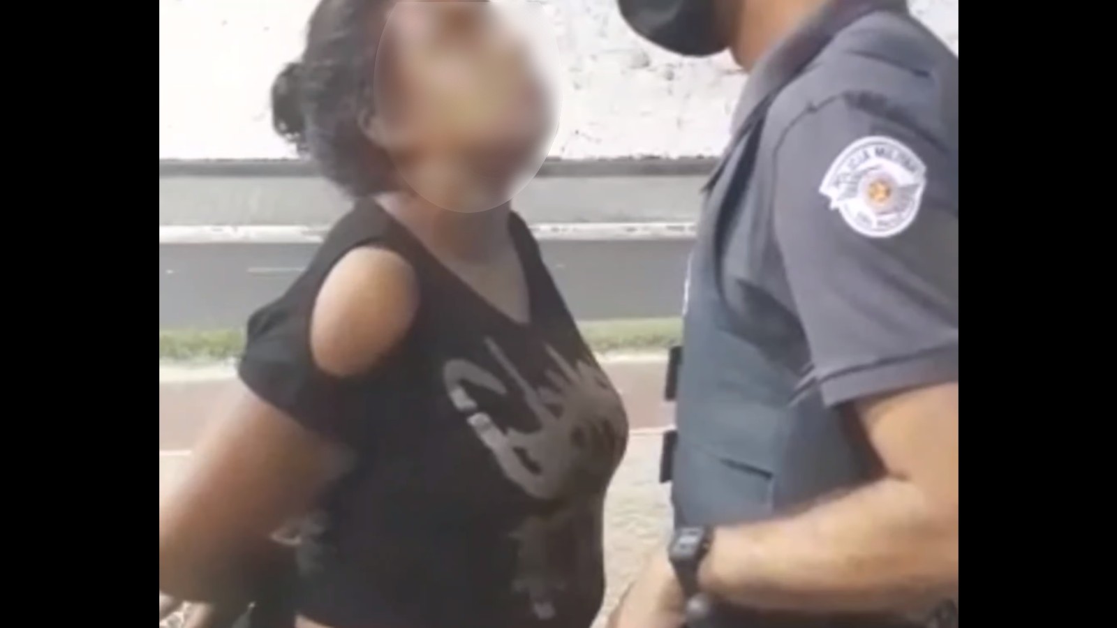 Vídeo: Mulher cospe, agride e xinga policial ao ser abordada em São Paulo -  ISTOÉ Independente - Blog do Pedro Luis