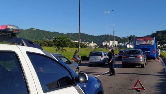 Colisão entre carro e ônibus bloqueia faixa da Via Expressa Sul, em Florianópolis