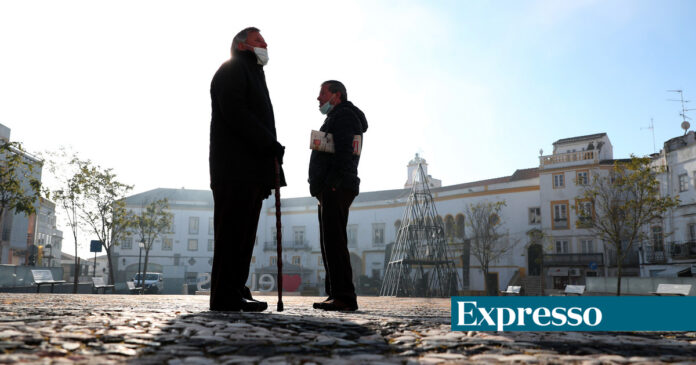 Covid. Sempre que o alerta noticioso diminuiu, a população aderiu menos às regras sanitárias: um estudo sobre a “mediatização da saúde”