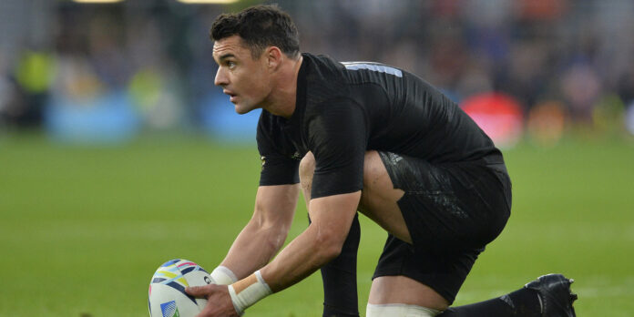 Antigo bicampeão mundial Dan Carter anuncia retirada do râguebi profissional