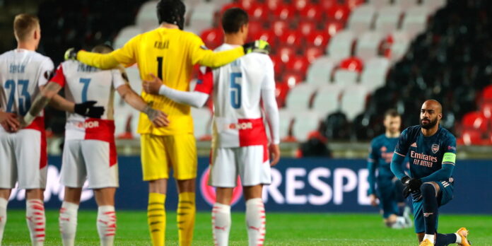 Lacazette enfrenta jogadores do Slavia que se recusaram ajoelhar contra o racismo. Imagem tornou-se viral