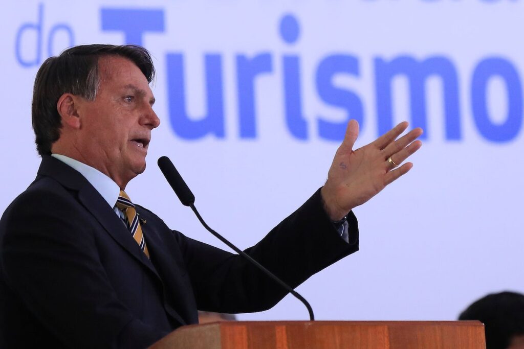 Bolsonaro veta redução de impostos ao setor de eventos e turismo