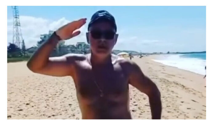 “Pronto para o combate, sr!”: Queiroz posta foto na praia e divulga ato antidemocrático de bolsonaristas