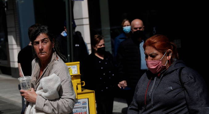 EUA começam a relaxar restrições e máscaras se tornam opcionais