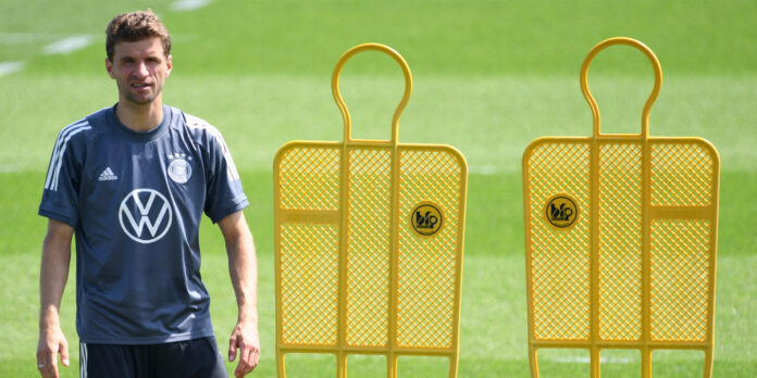 Thomas Müller apto para o Alemanha-Inglaterra