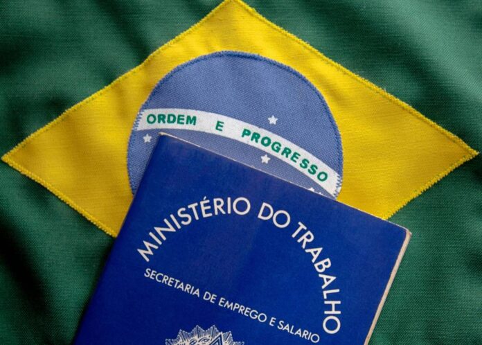 Bolsa bate recordes, PIB surpreende o mercado: por que o emprego no Brasil não reage?