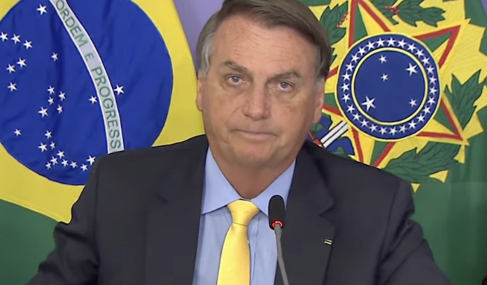 Bolsonaro diz que pandemia oferece riscos, mas não comprometerá economia