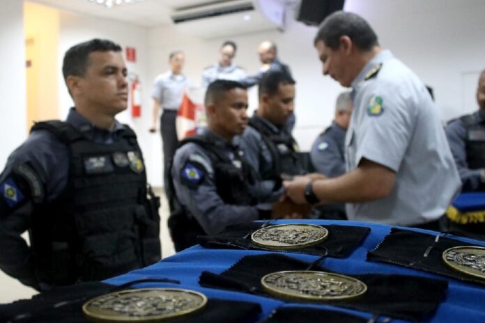 Autoridades militares e civis recebem homenagens do Comando de Policiamento Especializado da PM CAPA