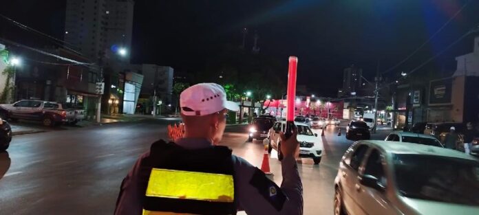 Operação na Av Isaac Póvoas prende quatro motoristas por embriaguez