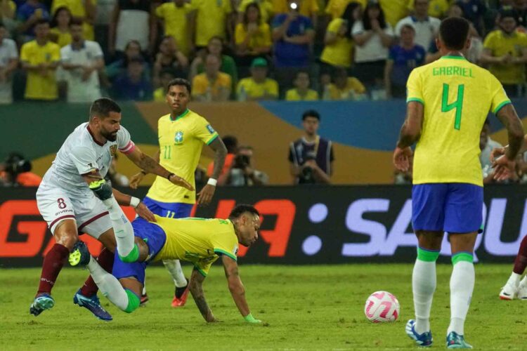 Venezuela surpreende e arranca empate com Brasil em Cuiabá - 12/10