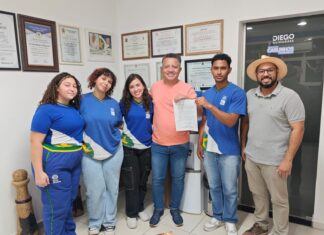 Vereador Carlinhos Figueiredo recebe alunos e professor para apresentação de estudo sobre urbanismo de Várzea Grande