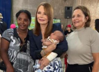 Primeira-dama de Mato Grosso e Setasc entregam cestas natalinas em Chapada dos Guimarães