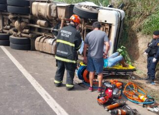 Corpo de Bombeiros socorre vítimas após carreta que transportava carne tombar em rodovia