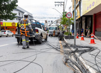 Operação Telefone sem Fio prevê a retirada de mais de 1,5 toneladas de fios na Av. Isaac Póvoas