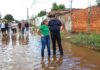 Prefeita vistoria área alagada no bairro Joaquim Curvo e determina solução definitiva para problema crônico
