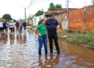 Prefeita vistoria área alagada no bairro Joaquim Curvo e determina solução definitiva para problema crônico
